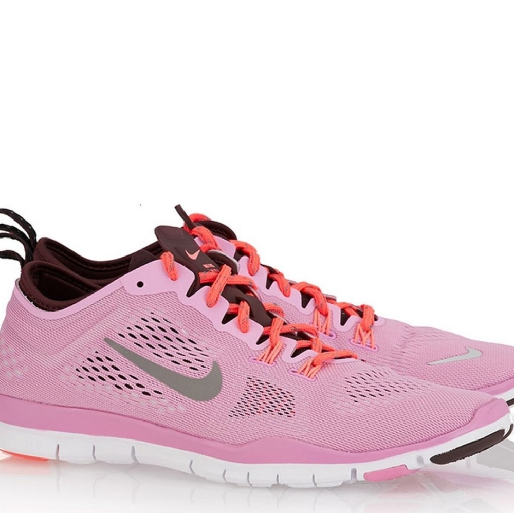 WOMENS NIKE TR FREE ATHLETIC SHOE 8